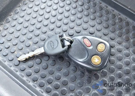 2005 Chevrolet Silverado 1500 Z71 from USA, damaged, VIN 1GCEK19B85E252826